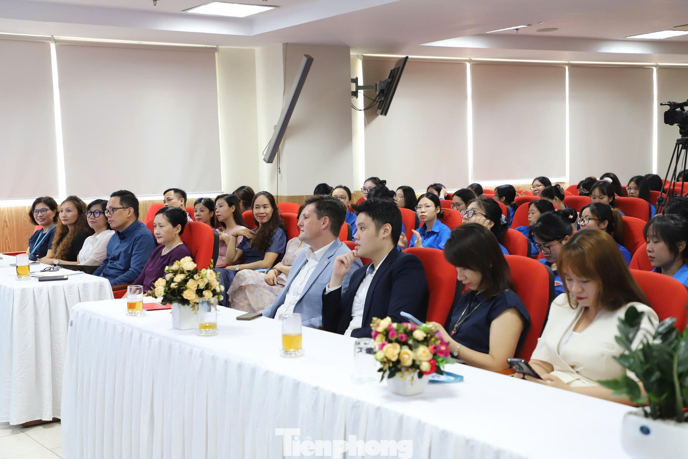 Nhiều đoàn viên, thanh niên tham dự talkshow để tìm hiểu về tài chính xanh. Nhiều đoàn viên, thanh niên tham dự talkshow để tìm hiểu về tài chính xanh.