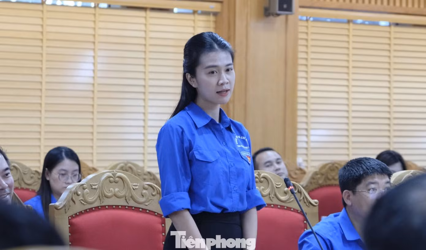 Đại diện lãnh đạo các ban, đơn vị trong Cụm Đoàn trực thuộc báo cáo tại hội nghị. Đại diện lãnh đạo các ban, đơn vị trong Cụm Đoàn trực thuộc báo cáo tại hội nghị.