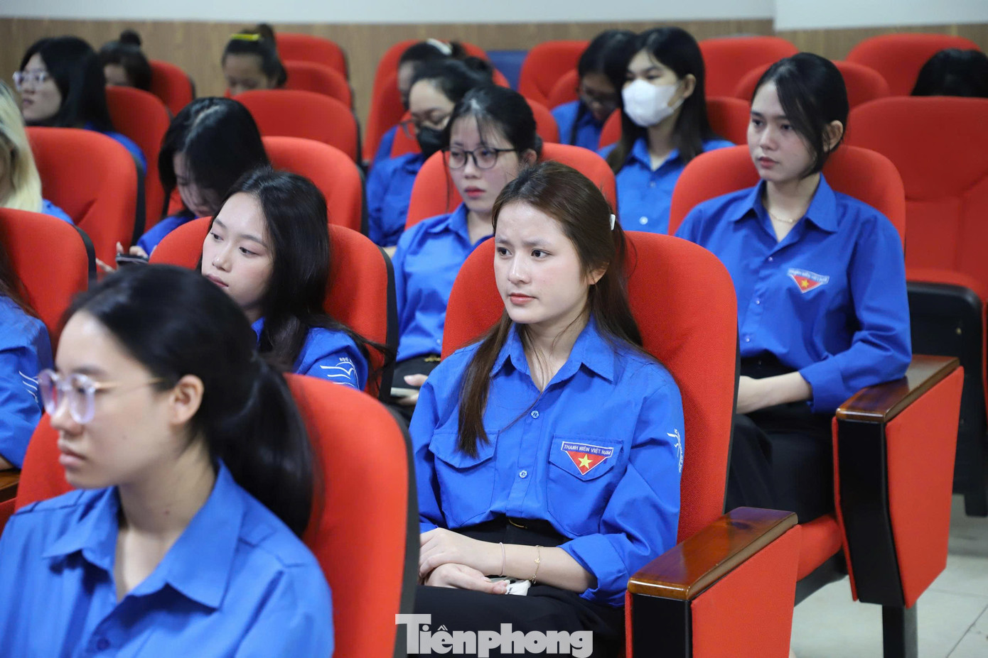 Nhiều đoàn viên, thanh niên tham dự talkshow để tìm hiểu về tài chính xanh. Nhiều đoàn viên, thanh niên tham dự talkshow để tìm hiểu về tài chính xanh.