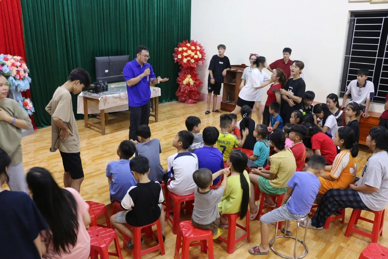 Trong các buổi sinh hoạt hè cùng trẻ em trong xã, sinh viên tình nguyện còn tổ chức lớp học kỹ năng sơ cấp cứu và phòng tránh đuối nước trong bối cảnh địa phương nhiều ao hồ, suối sâu.