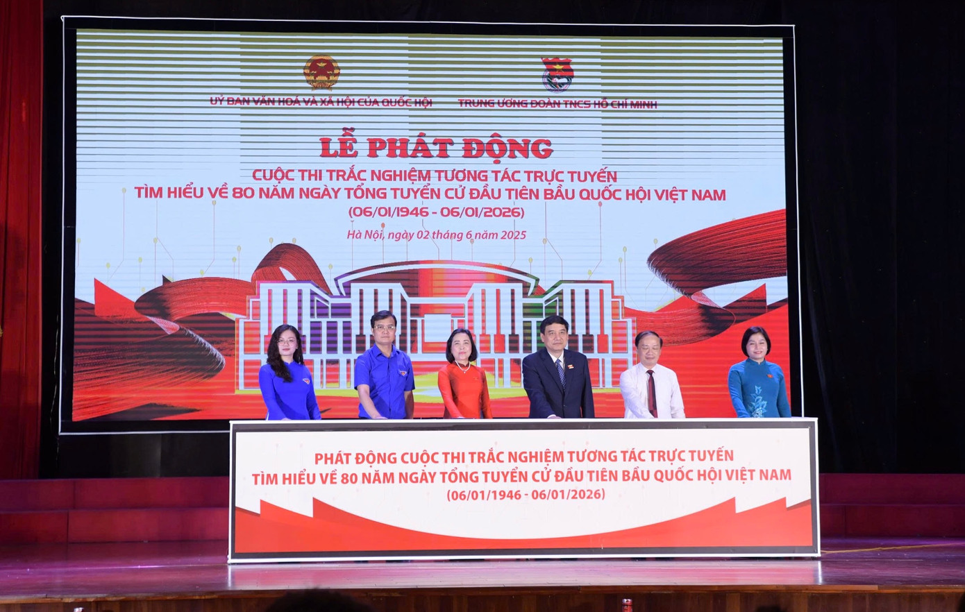 Bà Nguyễn Thị Thanh - Ủy viên Trung ương Đảng, Phó Chủ tịch Quốc hội; anh Bùi Quang Huy - Ủy viên dự khuyết Trung ương Đảng, Bí thư thứ nhất Trung ương Đoàn cùng đại diện lãnh đạo Ban, bộ, ngành T.Ư thực hiện nghi thức phát động cuộc thi.