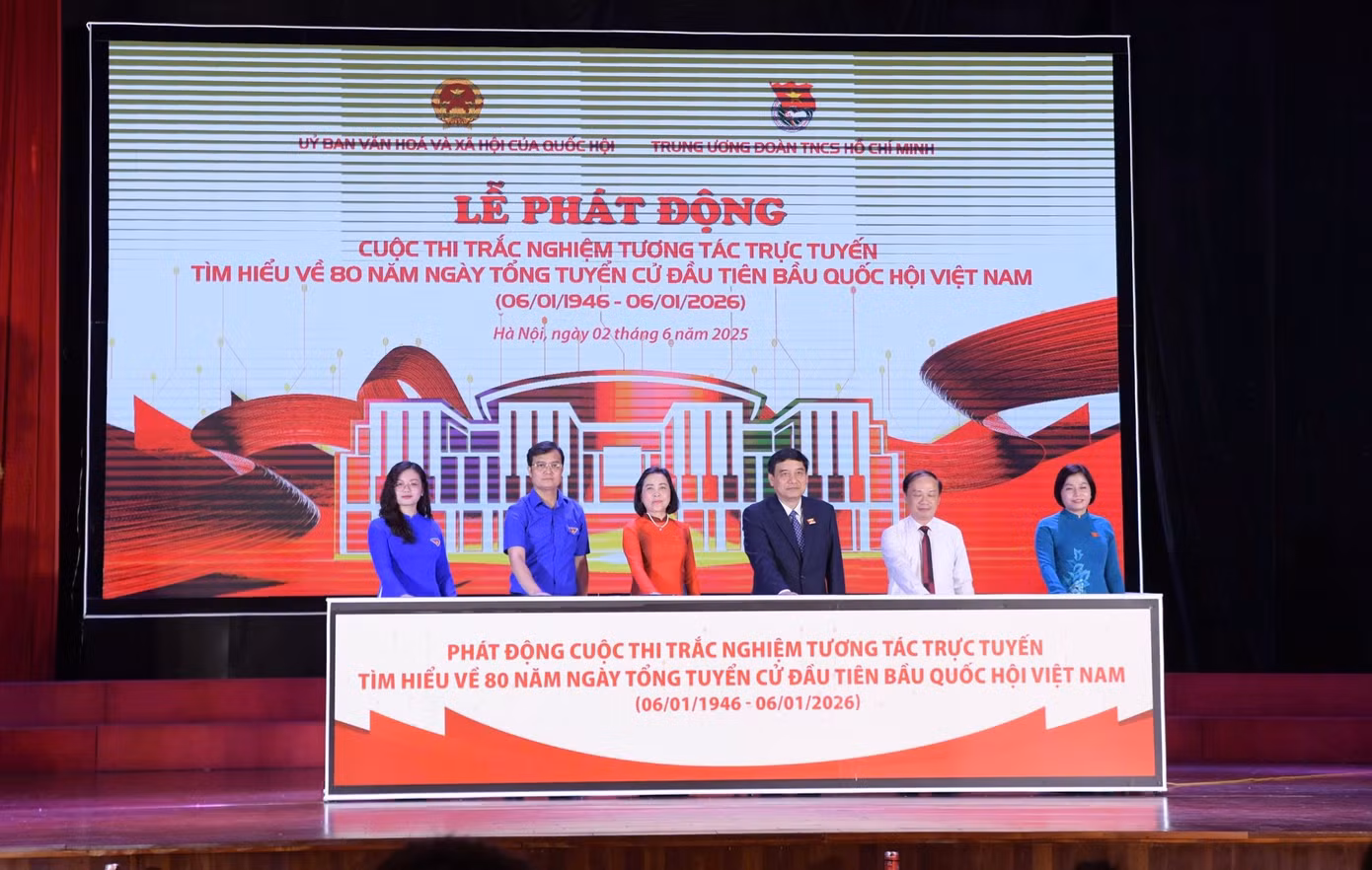 Bà Nguyễn Thị Thanh - Ủy viên Trung ương Đảng, Phó Chủ tịch Quốc hội; anh Bùi Quang Huy - Ủy viên dự khuyết Trung ương Đảng, Bí thư thứ nhất Trung ương Đoàn cùng đại diện lãnh đạo Ban, bộ, ngành T.Ư thực hiện nghi thức phát động cuộc thi.