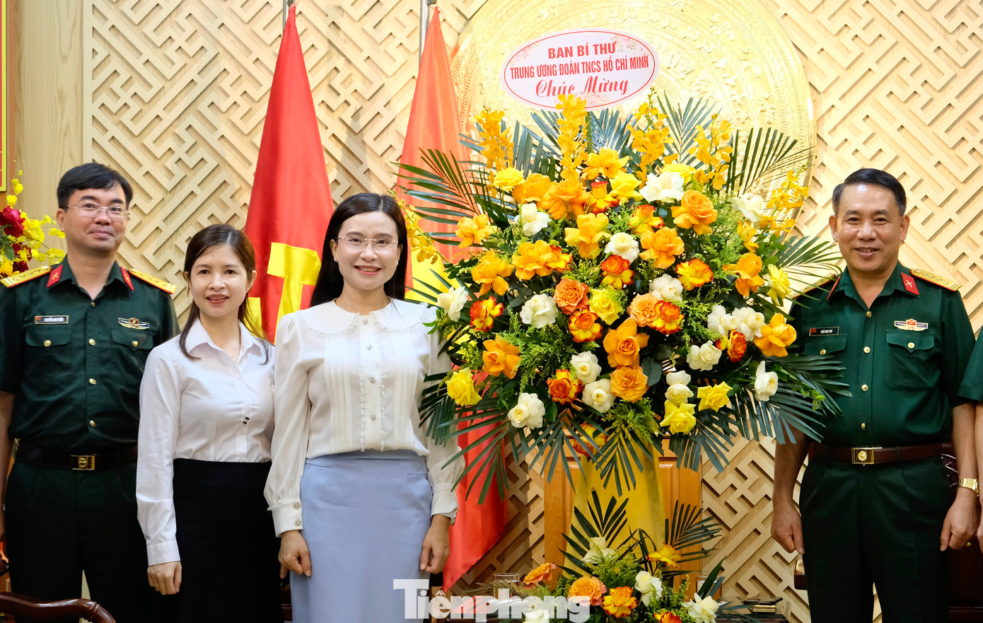 Thay mặt Ban Bí thư T.Ư Đoàn, chị Nguyễn Phạm Duy Trang - Bí thư T.Ư Đoàn, Chủ tịch Hội đồng Đội T.Ư thăm, tặng hoa chúc mừng báo Quân đội nhân dân. Ảnh: Châu Linh Thay mặt Ban Bí thư T.Ư Đoàn, chị Nguyễn Phạm Duy Trang - Bí thư T.Ư Đoàn, Chủ tịch Hội đồng Đội T.Ư thăm, tặng hoa chúc mừng báo Quân đội nhân dân. Ảnh: Châu Linh
