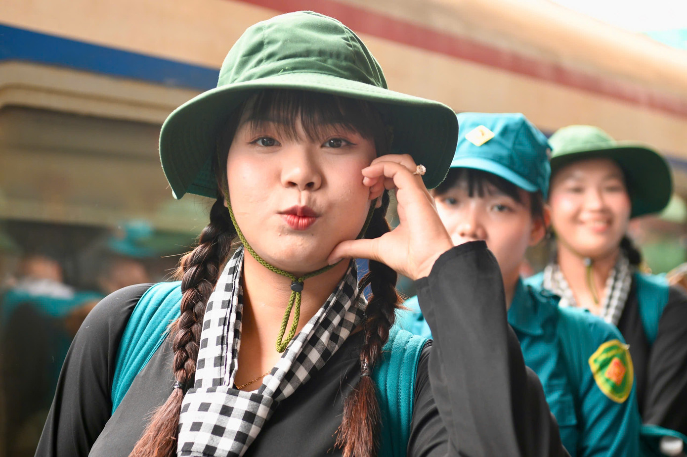 Những sinh viên từ các trường Đại học phía Nam đã được tạo điều kiện tạm hoãn việc học để tham gia diễu binh, diễu hành.