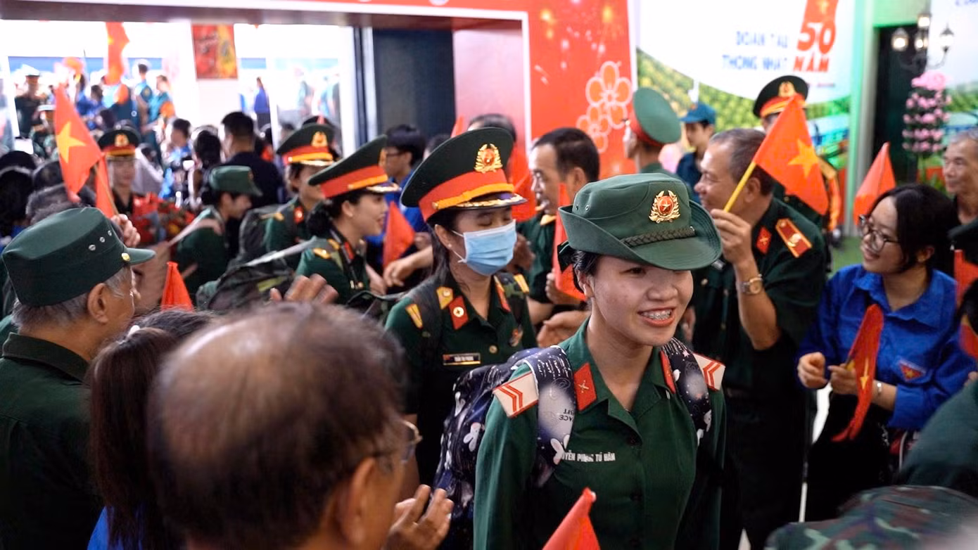 Những nữ cán bộ, chiến sĩ tham gia nhiệm vụ A80 đã đến Thủ đô Hà Nội.