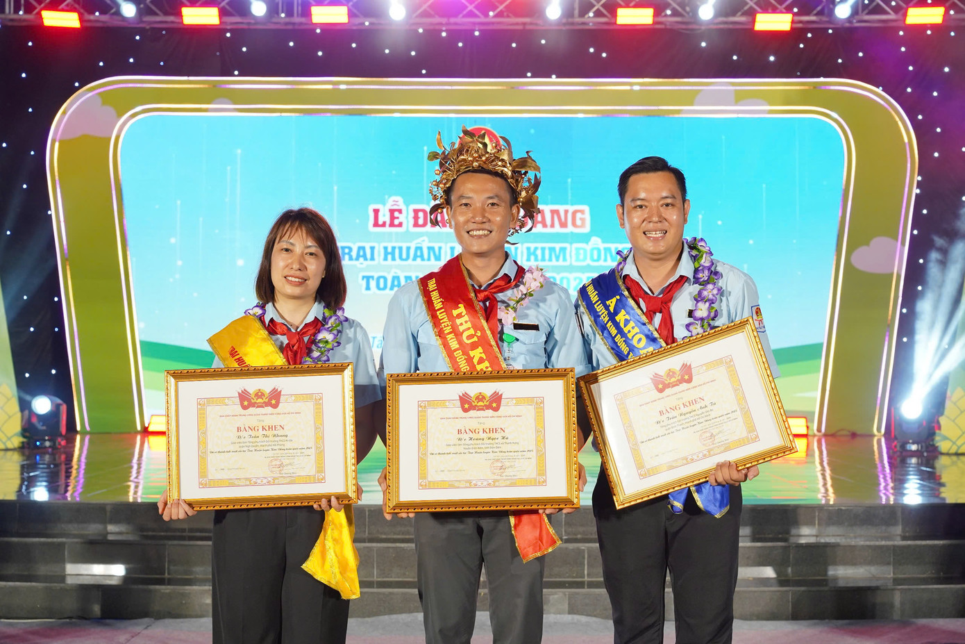 Các cán bộ phụ trách Đội có kết quả học tập và rèn luyện cao nhất tại Trại Huấn luyện.