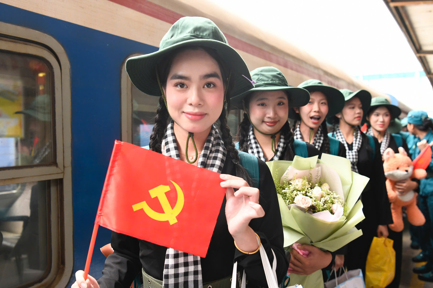 Ngày 6/6, trong không khí chào đón náo nhiệt và sôi động của Thủ đô Hà Nội, 3 đoàn tàu đặc biệt đã lăn bánh từ các ga Tam Kỳ và Sài Gòn, chở theo 1.663 quân nhân và dân quân tự vệ, chuẩn bị tham gia nhiệm vụ quan trọng chào mừng kỷ niệm 80 năm Quốc khánh 2/9 - lễ diễu binh, diễu hành &quot;A80&quot;.