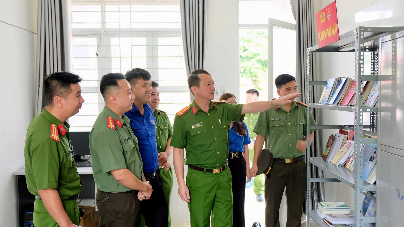 "Tủ sách pháp luật" là công cụ hỗ trợ giáo dục, mở ra cơ hội tiếp cận tri thức, góp phần xây dựng môi trường học tập lành mạnh, giúp họ từng bước hình thành lối sống tích cực, có trách nhiệm hơn với bản thân, gia đình và xã hội.