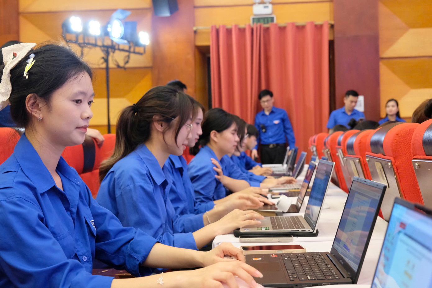 Đoàn viên, thanh niên tham gia hưởng ứng cuộc thi.