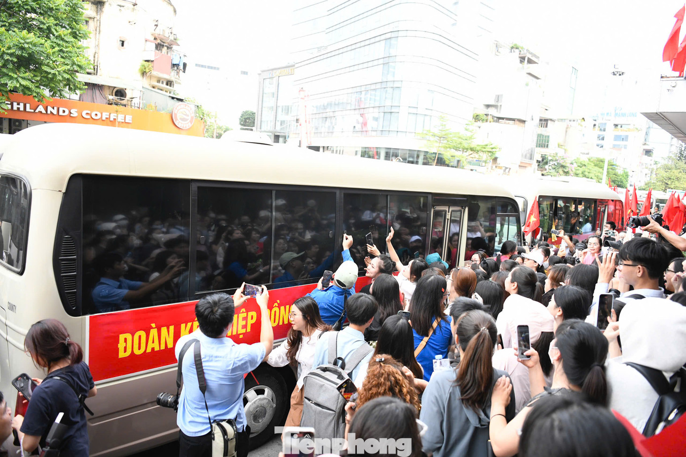 Đông đảo người dân, đặc biệt là các bạn trẻ bày tỏ tình cảm và sự ngưỡng mộ với Thượng úy Hiệp cùng đồng đội của anh, đồng thời tin tưởng các chiến sĩ sẽ hoàn thành xuất sắc nhiệm vụ.