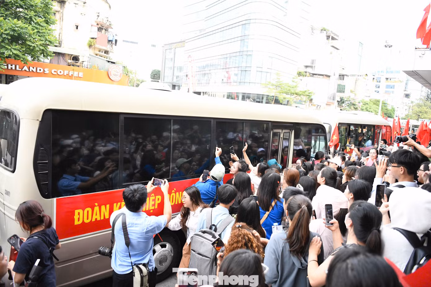 Đông đảo người dân, đặc biệt là các bạn trẻ bày tỏ tình cảm và sự ngưỡng mộ với Thượng úy Hiệp cùng đồng đội của anh, đồng thời tin tưởng các chiến sĩ sẽ hoàn thành xuất sắc nhiệm vụ.