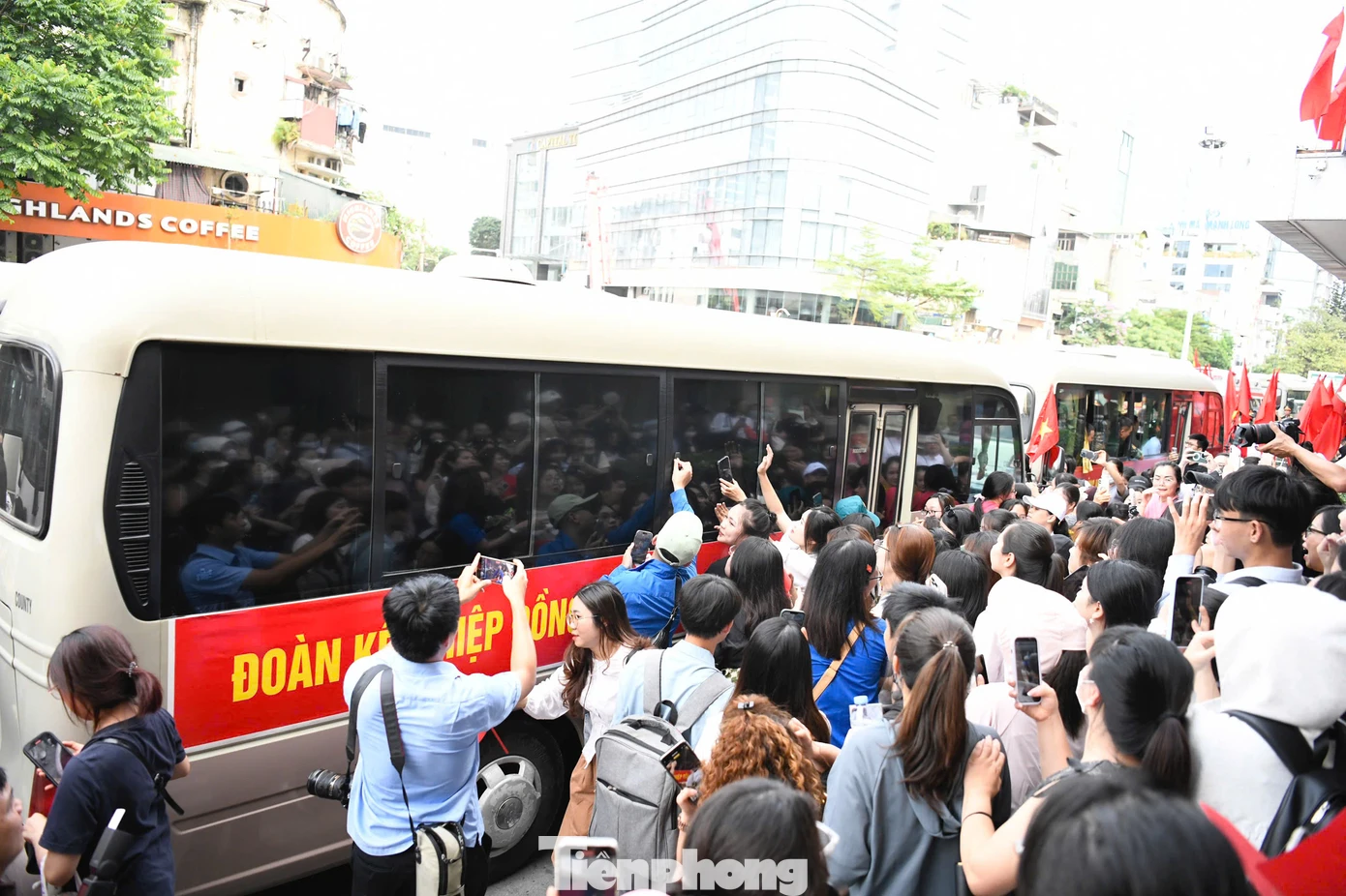 Đông đảo người dân, đặc biệt là các bạn trẻ bày tỏ tình cảm và sự ngưỡng mộ với Thượng úy Hiệp cùng đồng đội của anh, đồng thời tin tưởng các chiến sĩ sẽ hoàn thành xuất sắc nhiệm vụ.