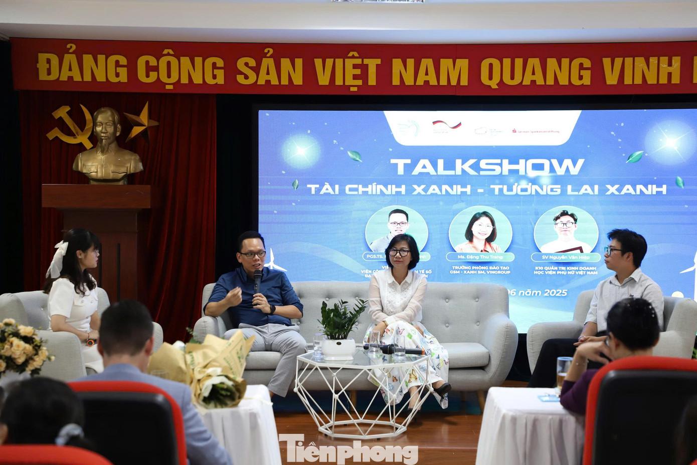 Các diễn giả chia sẻ tại chương trình. Các diễn giả chia sẻ tại chương trình.