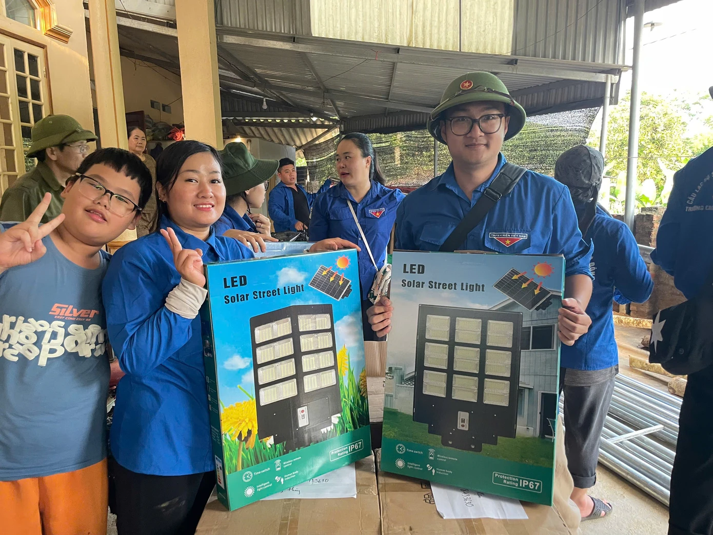 Sinh viên tình nguyện thắp sáng đường quê.