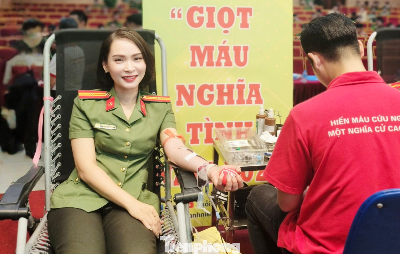 Nữ cán bộ là Gương mặt trẻ Công an Thủ đô tiêu biểu hiến máu tại chương trình.