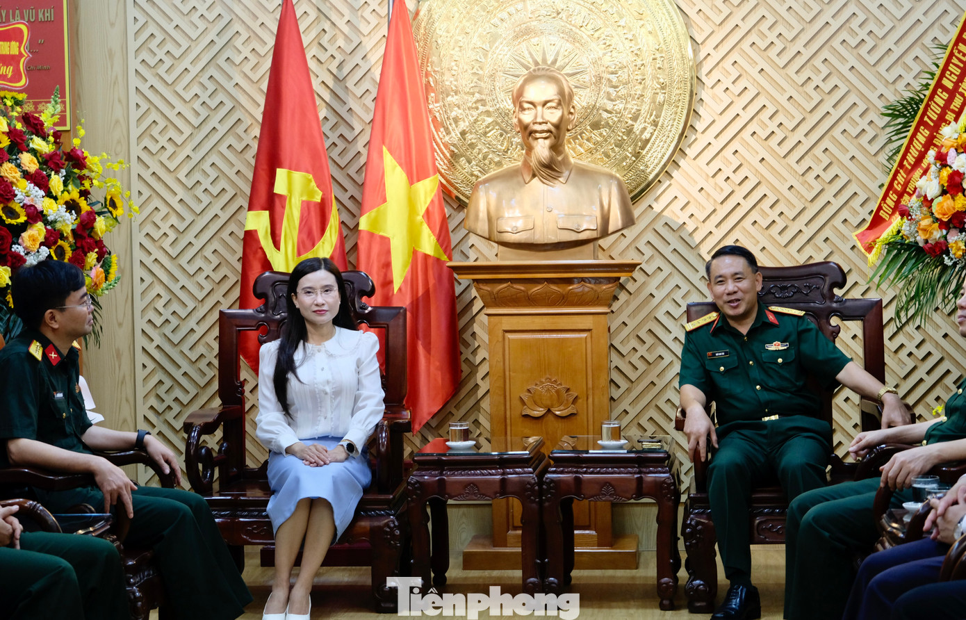 Tiếp đoàn công tác T.Ư Đoàn, có Đại tá Ngô Anh Thu - Phó Tổng Biên tập báo Quân đội nhân dân. Ảnh: Châu Linh Tiếp đoàn công tác T.Ư Đoàn, có Đại tá Ngô Anh Thu - Phó Tổng Biên tập báo Quân đội nhân dân. Ảnh: Châu Linh