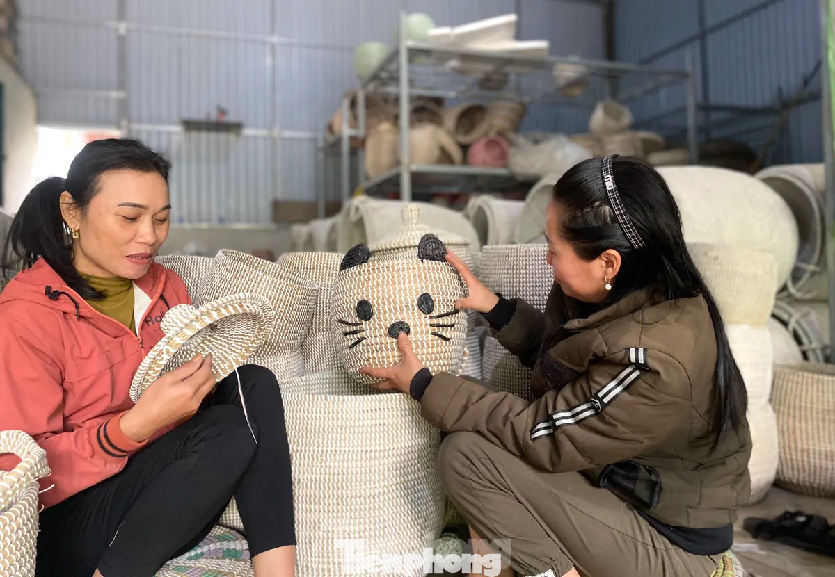 Hợp tác xã thủ công mỹ nghệ của phụ nữ đang dạy nghề, tạo việc làm để giúp hàng trăm người yếu thế ổn định cuộc sống, vươn lên thoát nghèo. Ảnh minh hoạ: Ngọc Tú.