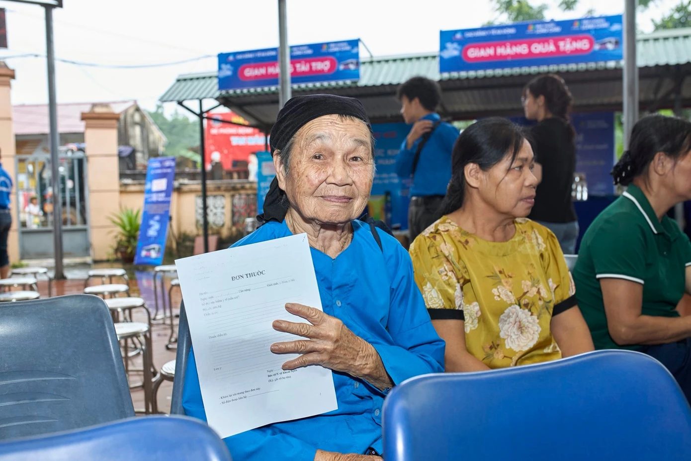 Ngày đầu tiên, sinh viên trường Cao đẳng Y tế Hà Đông đã tổ chức khám sức khỏe, khám mắt cho hơn 600 người dân trong xã.