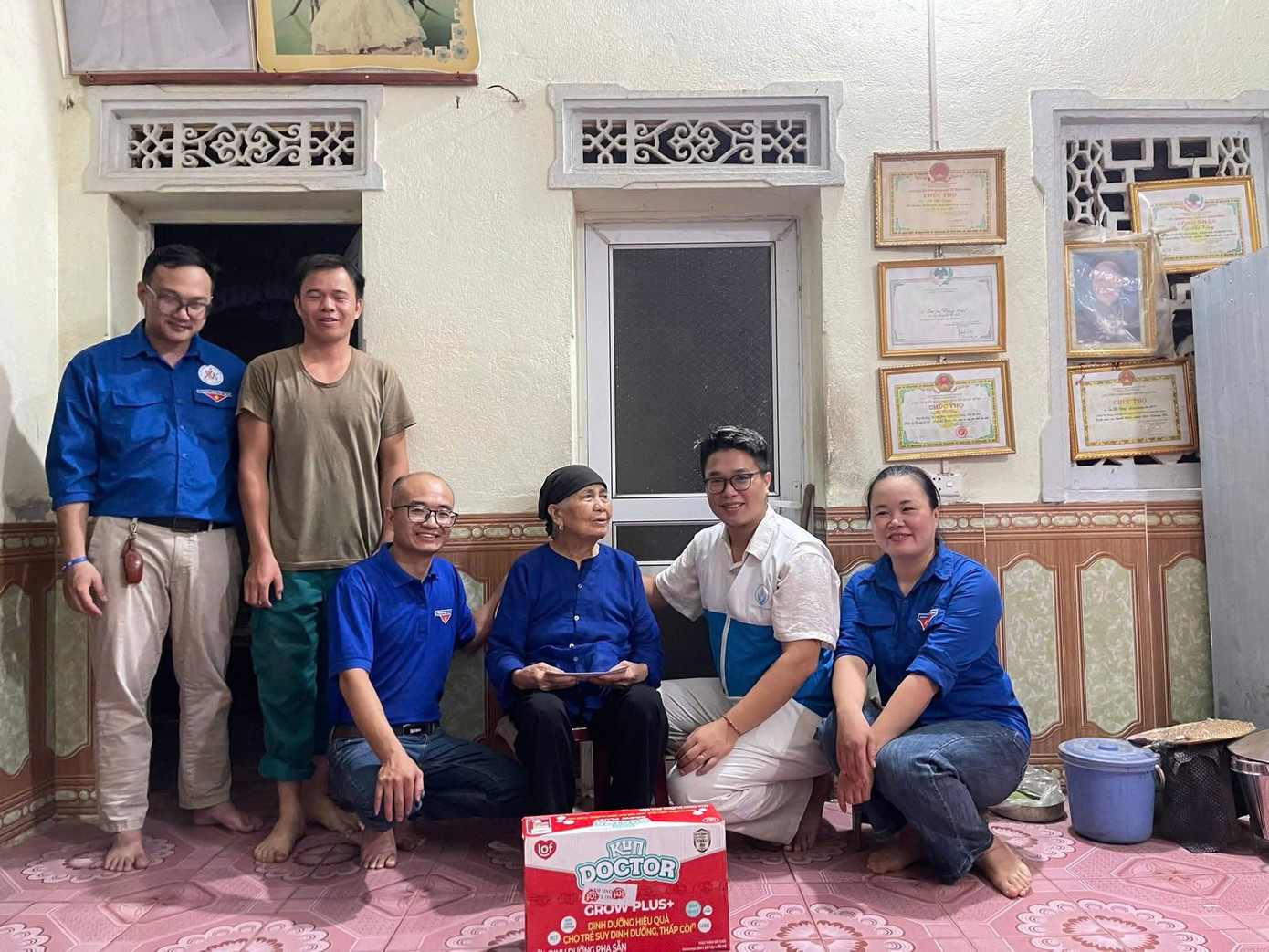 Đoàn Trường Cao đẳng Y tế Hà Đông thăm, tặng quà Mẹ Việt Nam anh hùng trong khuôn khổ chiến dịch.