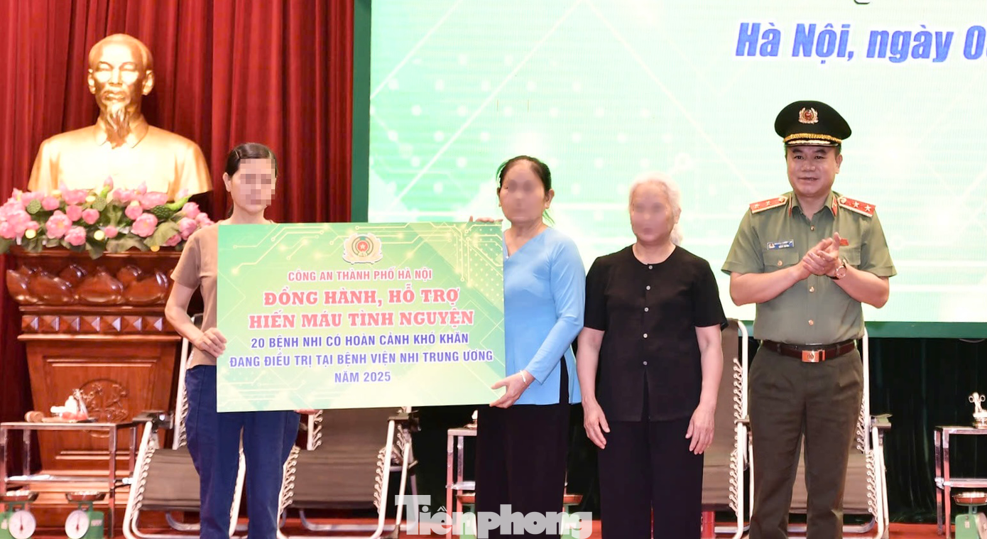 CAHN trao biểu trưng đồng hành, hỗ trợ hiến máu tình nguyện cho 20 bệnh nhi có hoàn cảnh khó khăn đang điều trị tại Bệnh viện Nhi T.Ư năm 2025.