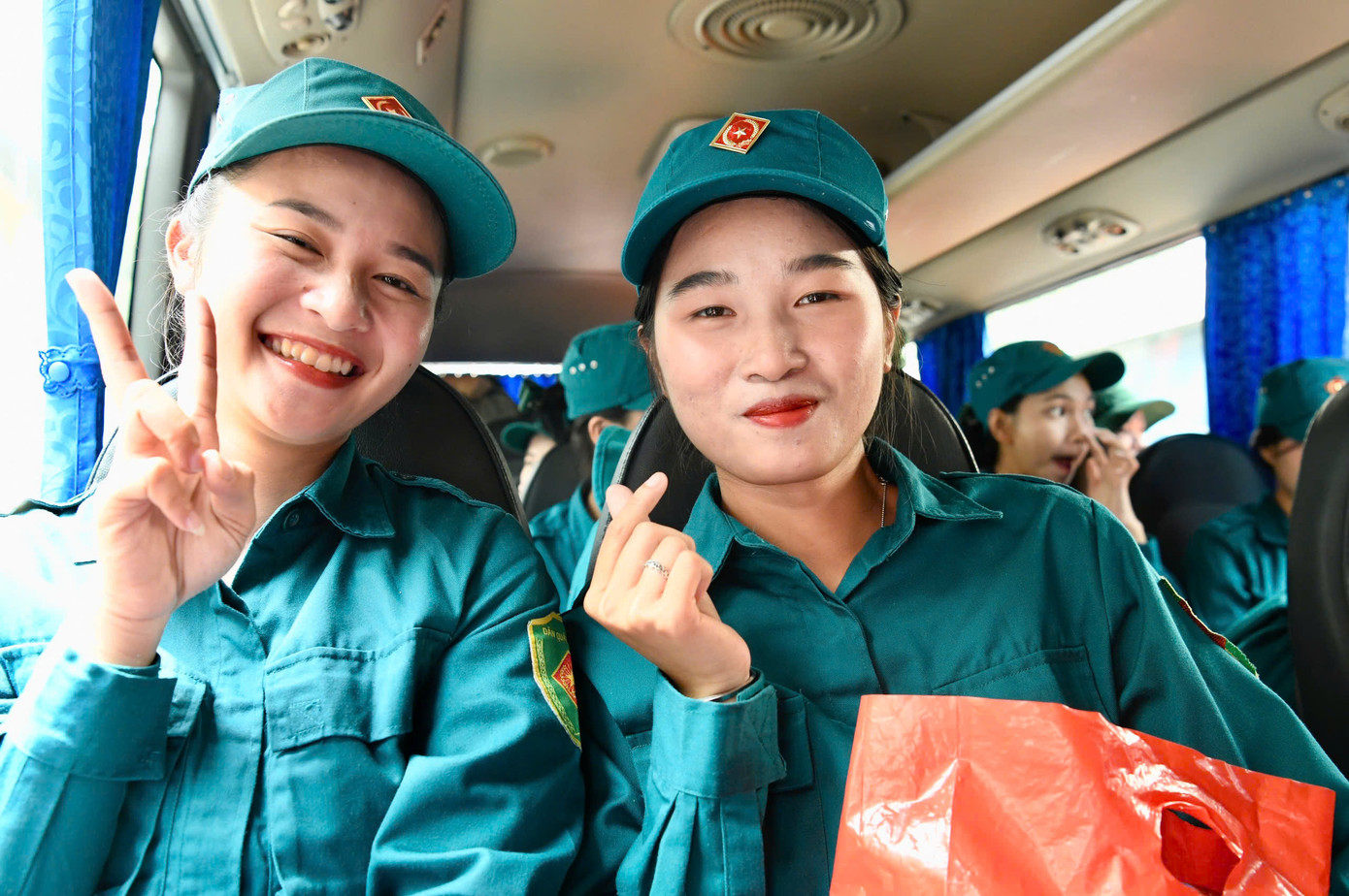 Những nữ chiến sĩ sao vuông tràn đầy năng lượng.