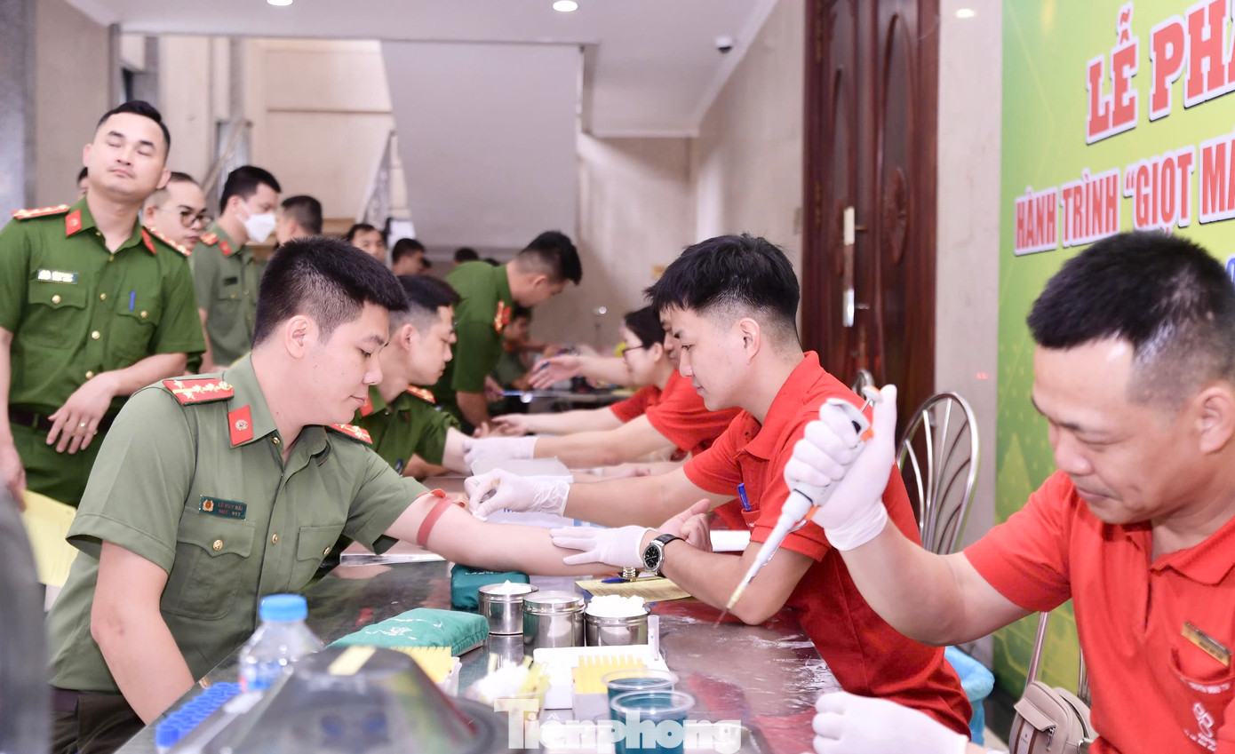 Các cán bộ, chiến sĩ Công an Thủ đô tham gia hiến máu tại chương trình.