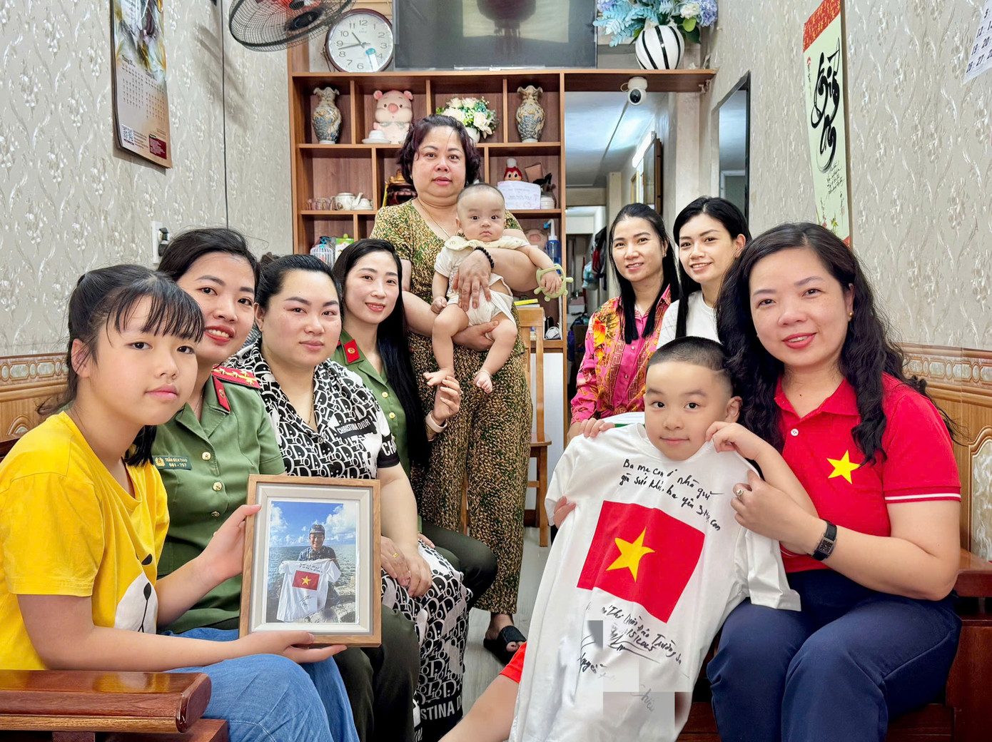 Thượng tá Dương gửi trao món quà đặc biệt tới gia đình Đại úy Chiều.