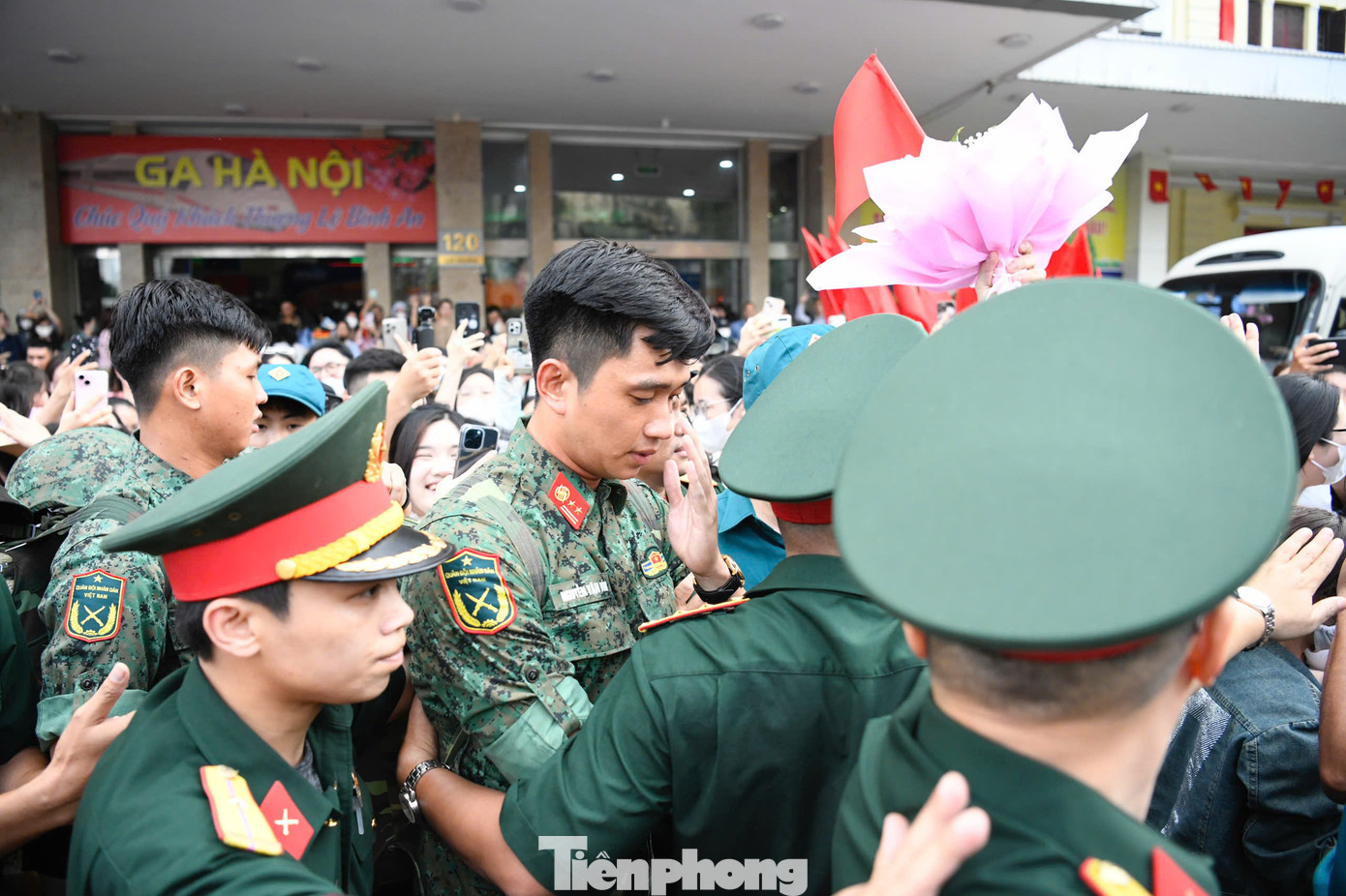 Đông đảo người dân, đặc biệt là các bạn trẻ bày tỏ tình cảm và sự ngưỡng mộ với Thượng úy Hiệp cùng đồng đội của anh, đồng thời tin tưởng các chiến sĩ sẽ hoàn thành xuất sắc nhiệm vụ.