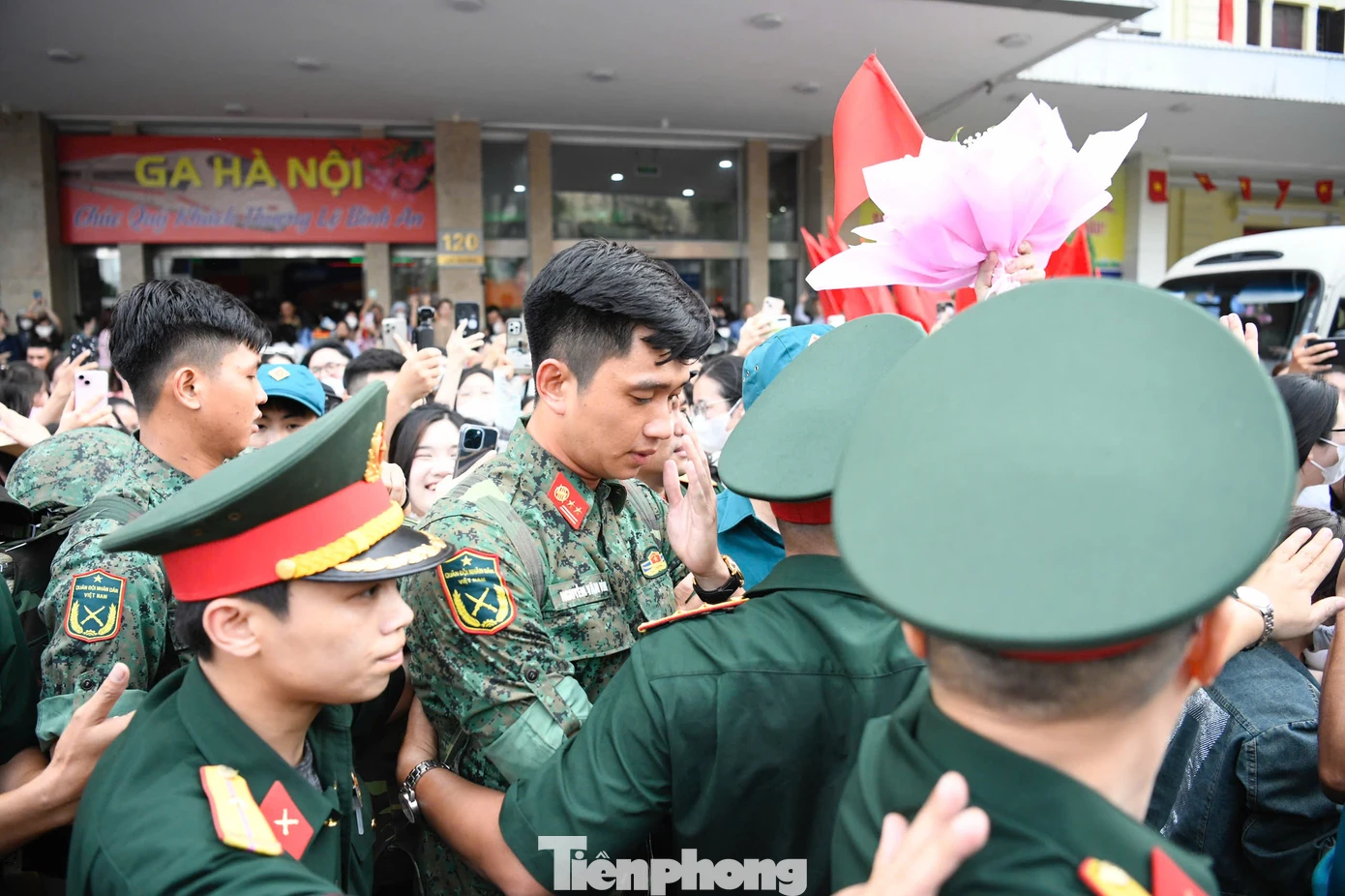 Đông đảo người dân, đặc biệt là các bạn trẻ bày tỏ tình cảm và sự ngưỡng mộ với Thượng úy Hiệp cùng đồng đội của anh, đồng thời tin tưởng các chiến sĩ sẽ hoàn thành xuất sắc nhiệm vụ.
