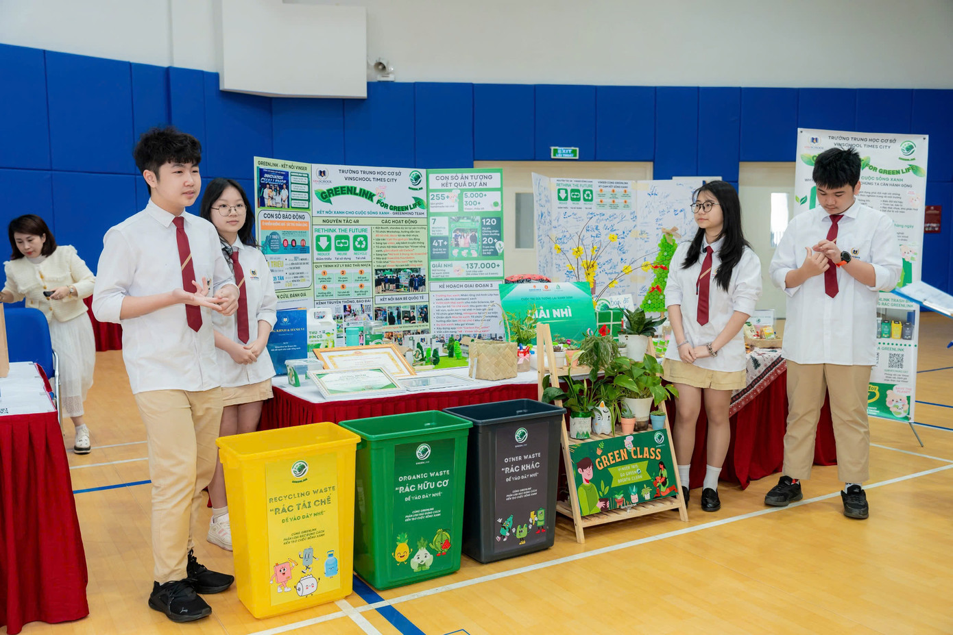 Sinh viên với các sáng kiến, mô hình phân loại rác.