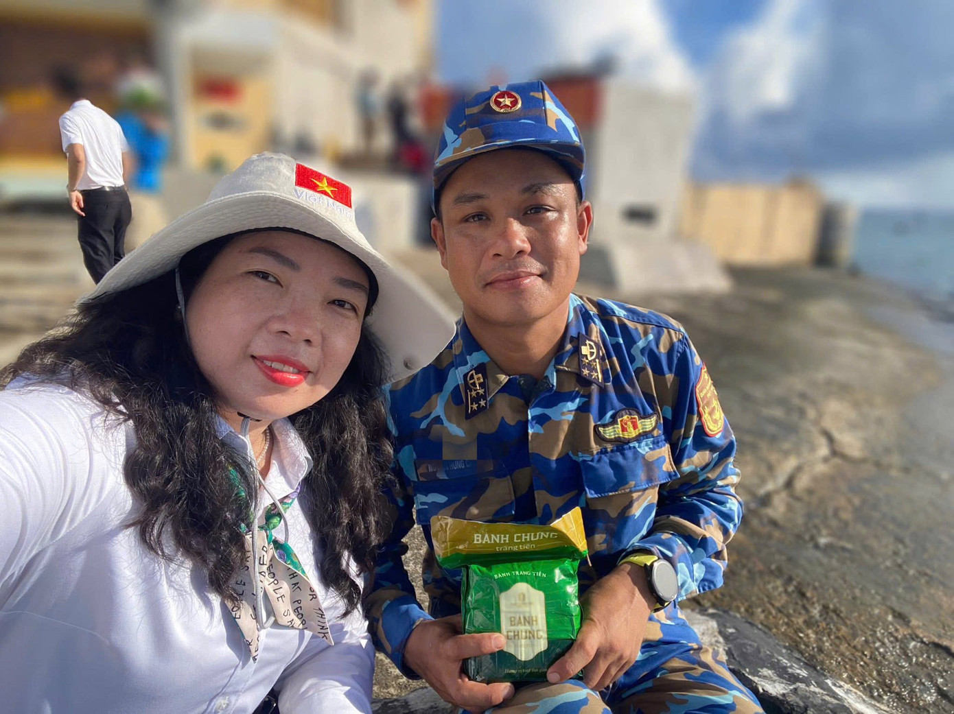 Thượng tá Phạm Thị Thùy Dương lưu lại kỷ niệm cùng Đại úy Nguyễn Hưng Chiều.