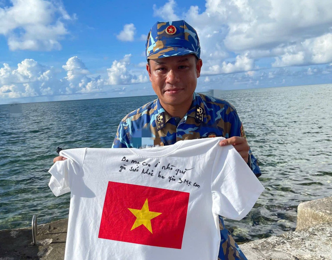 Đại úy Chiều cùng dòng chữ chất chứa yêu thương gửi về đất liền.