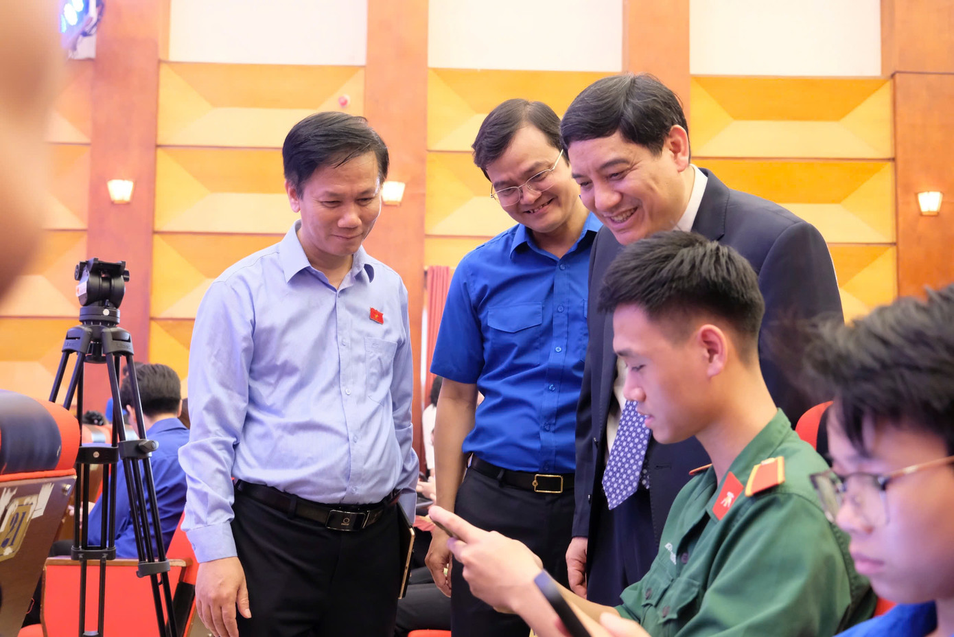 Ông Nguyễn Đắc Vinh - Ủy viên Trung ương Đảng, Ủy viên Ủy ban Thường vụ Quốc hội, Chủ nhiệm Ủy ban Văn hoá và Xã hội của Quốc hội; ông Phạm Tất Thắng - Ủy viên T.Ư Đảng, Phó Trưởng Ban Tuyên giáo và Dân vận T.Ư; anh Bùi Quang Huy - Ủy viên dự khuyết Trung ương Đảng, Bí thư thứ nhất Trung ương Đoàn động viên các thí sinh tham gia hưởng ứng cuộc thi. Ảnh: Châu Linh