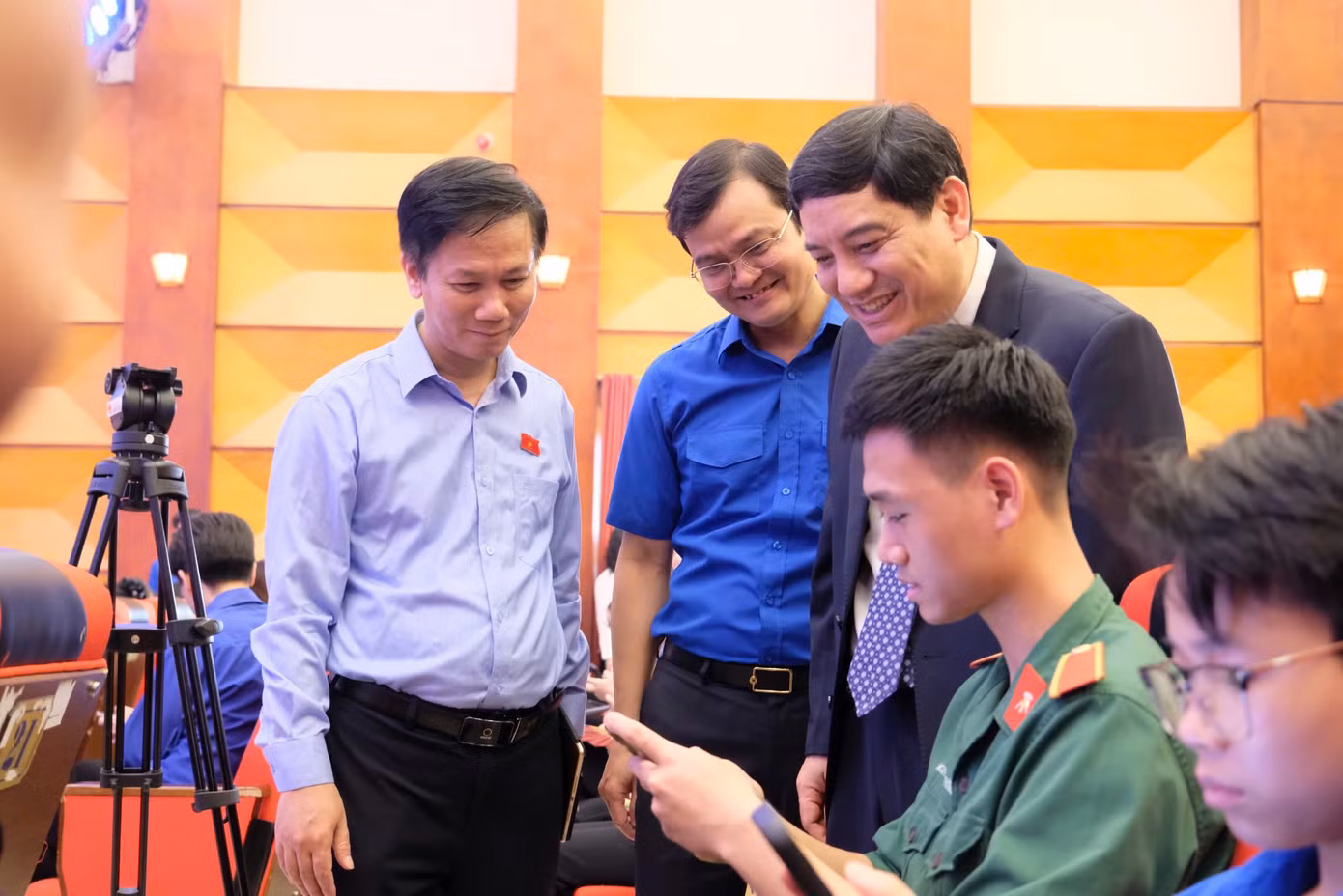 Ông Nguyễn Đắc Vinh - Ủy viên Trung ương Đảng, Ủy viên Ủy ban Thường vụ Quốc hội, Chủ nhiệm Ủy ban Văn hoá và Xã hội của Quốc hội; ông Phạm Tất Thắng - Ủy viên T.Ư Đảng, Phó Trưởng Ban Tuyên giáo và Dân vận T.Ư; anh Bùi Quang Huy - Ủy viên dự khuyết Trung ương Đảng, Bí thư thứ nhất Trung ương Đoàn động viên các thí sinh tham gia hưởng ứng cuộc thi. Ảnh: Châu Linh