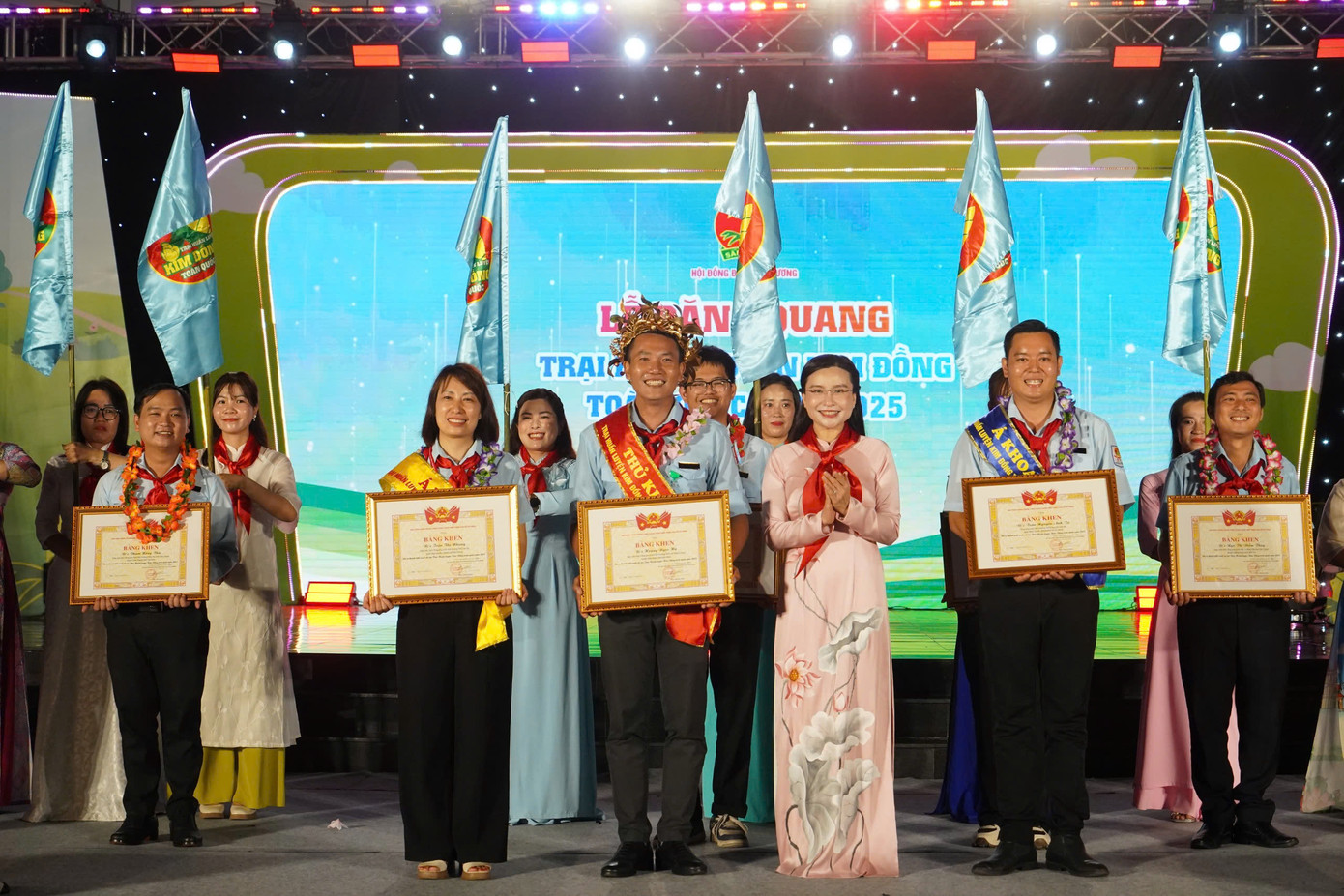 Ban Bí thư Trung ương Đoàn cũng trao tặng Bằng khen cho các cán bộ phụ trách Đội có kết quả học tập và rèn luyện cao nhất tại Trại Huấn luyện.