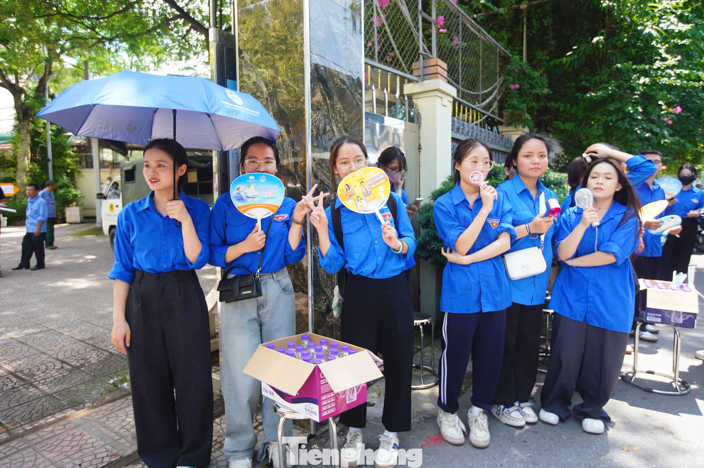 Đứng dưới nắng gắt hơn 38 độ, bạn Nguyễn Thị Minh Huyền (sinh viên năm 2, trường Đại học Ngoại ngữ) chia sẻ: “Em từng là sĩ tử, từng lo lắng và áp lực lắm. Giờ được tiếp sức cho các em, chỉ mong các em vững vàng, tự tin làm bài, coi đây là hành trang để trưởng thành”, Huyền chia sẻ.
