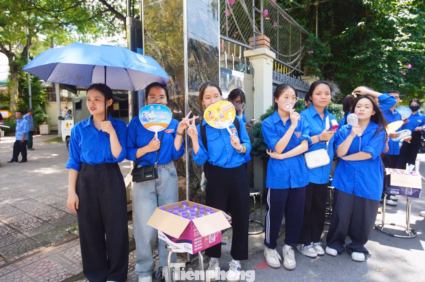 Đứng dưới nắng gắt hơn 38 độ, bạn Nguyễn Thị Minh Huyền (sinh viên năm 2, trường Đại học Ngoại ngữ) chia sẻ: “Em từng là sĩ tử, từng lo lắng và áp lực lắm. Giờ được tiếp sức cho các em, chỉ mong các em vững vàng, tự tin làm bài, coi đây là hành trang để trưởng thành”, Huyền chia sẻ.