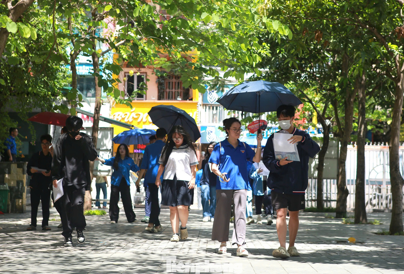 Đứng dưới nắng gắt hơn 38 độ, bạn Nguyễn Thị Minh Huyền (sinh viên năm 2, trường Đại học Ngoại ngữ) chia sẻ: “Em từng là sĩ tử, từng lo lắng và áp lực lắm. Giờ được tiếp sức cho các em, chỉ mong các em vững vàng, tự tin làm bài, coi đây là hành trang để trưởng thành”, Huyền chia sẻ.