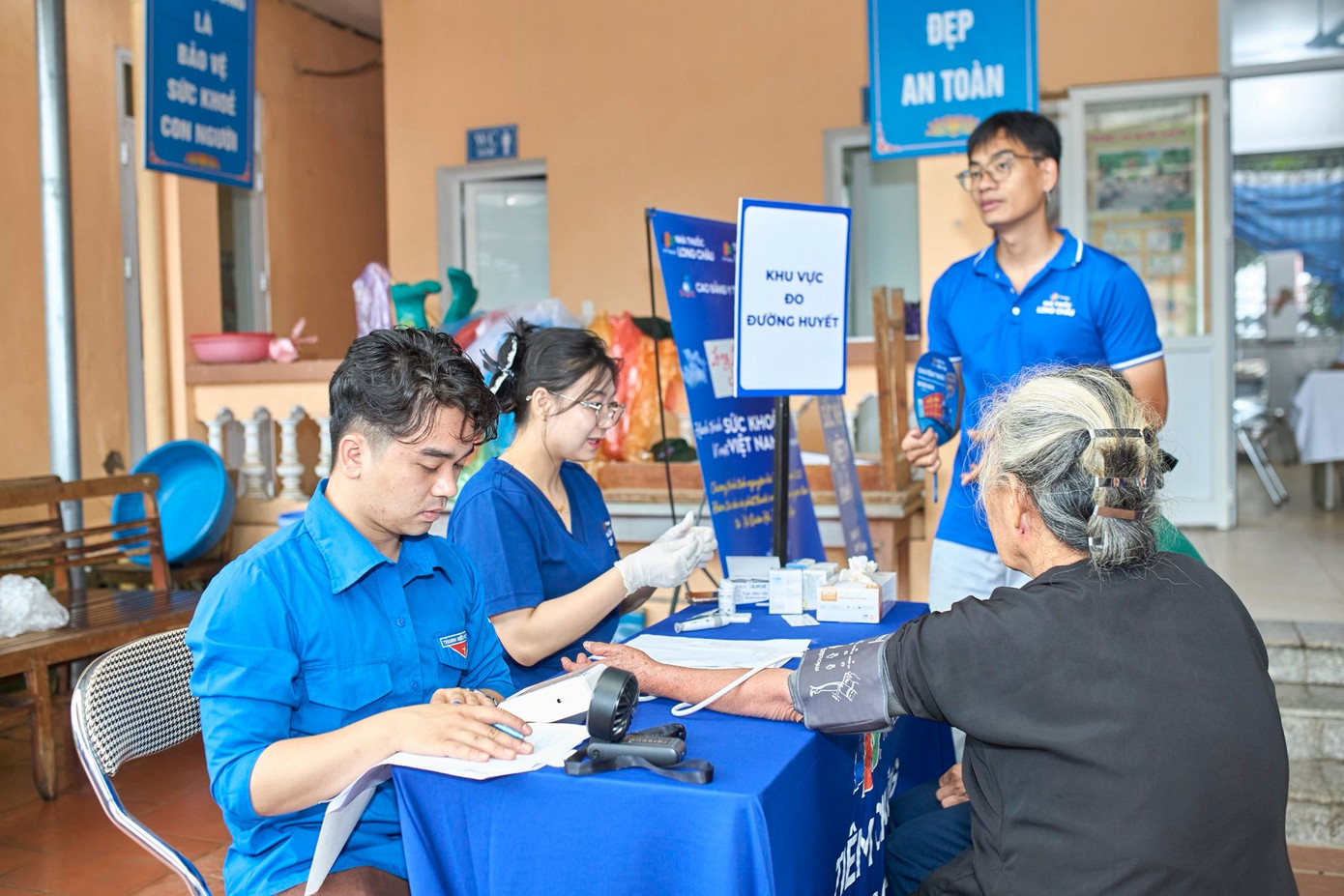 Ngày đầu tiên, sinh viên trường Cao đẳng Y tế Hà Đông đã tổ chức khám sức khỏe, khám mắt cho hơn 600 người dân trong xã.