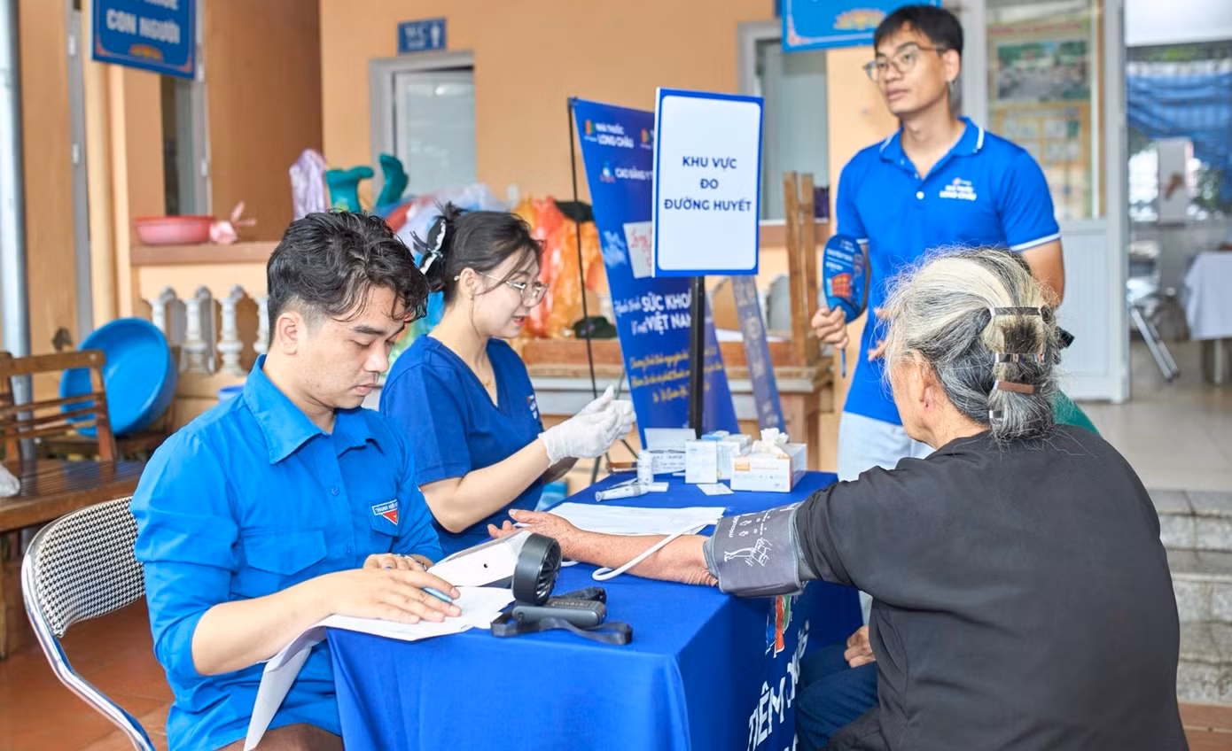 Sinh viên Trường Cao đẳng Y tế Hà Đông tham gia khám bệnh trong chiến dịch Mùa hè xanh 2025.