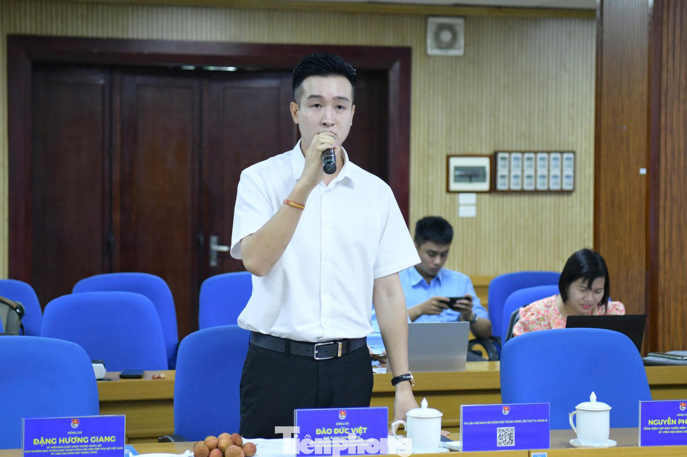 Các đại biểu chia sẻ tại hội nghị.