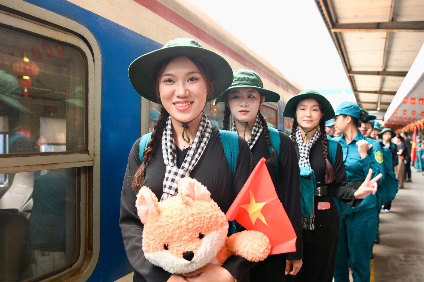 Áo xanh quân phục, khăn rằn, những bước chân đầy vững chãi nhưng dịu dàng của các nữ chiến sĩ trong vòng tay yêu thương, nồng nhiệt chào đón của người dân Thủ đô.