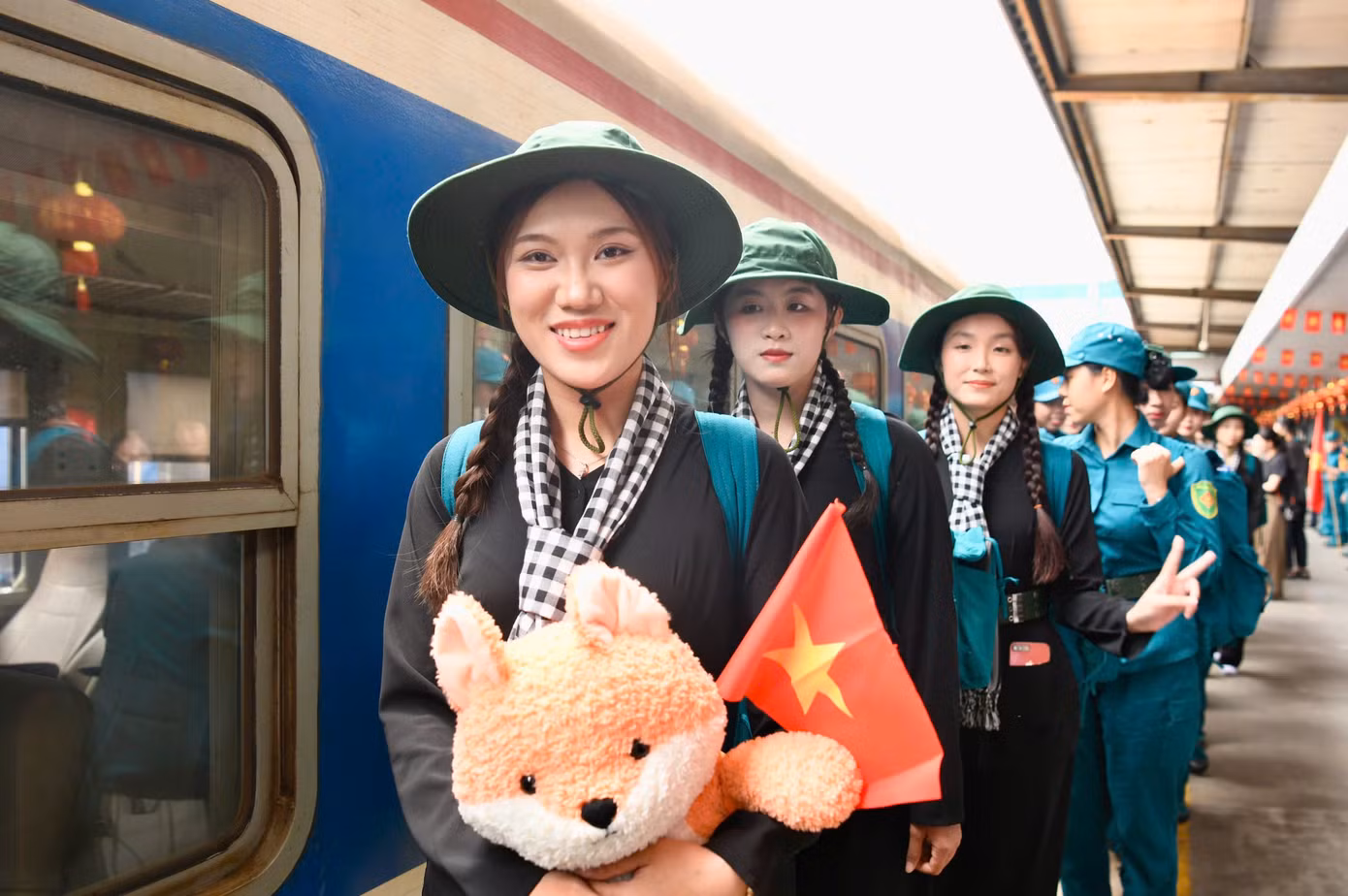 Áo xanh quân phục, khăn rằn, những bước chân đầy vững chãi nhưng dịu dàng của các nữ chiến sĩ trong vòng tay yêu thương, nồng nhiệt chào đón của người dân Thủ đô.