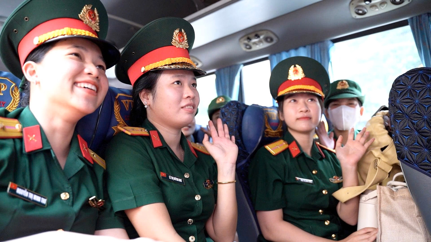 Những nữ cán bộ, chiến sĩ tham gia nhiệm vụ A80 đã đến Thủ đô Hà Nội.