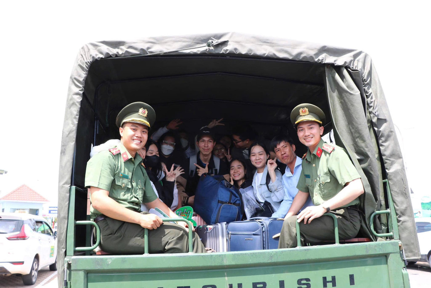 Trong chiều qua, 142 em học sinh đến từ các xã đảo Hòn Tre, Lại Sơn và An Sơn (huyện Kiên Hải, tỉnh Kiên Giang) đã được tuổi trẻ Công an tỉnh Kiên Giang huy động phương tiện và lực lượng để đón, đưa học sinh từ bến tàu Rạch Giá đến điểm thi Trường THPT chuyên Huỳnh Mẫn Đạt - nơi các em sẽ chính thức tham dự kỳ thi. Ảnh: Ban Thanh niên Công an tỉnh Kiên Giang