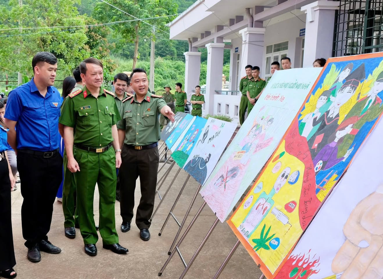 Đoàn Thanh niên Công an tỉnh đã trưng bày, triển lãm các tác phẩm tham dự Cuộc thi vẽ tranh cổ động phòng, chống ma túy của học viên ở các cơ sở.