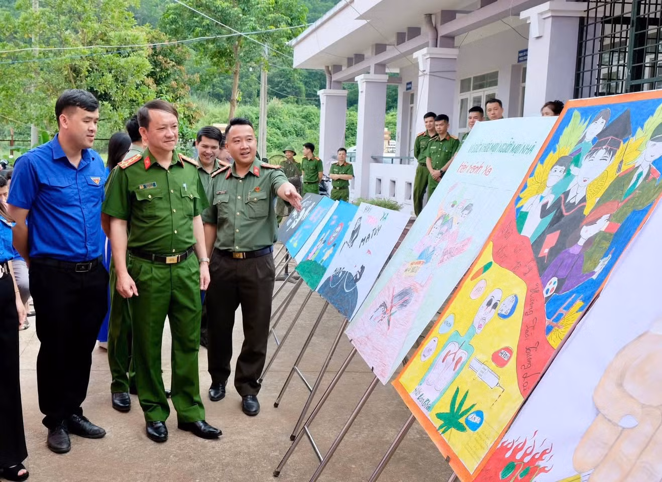 Đoàn Thanh niên Công an tỉnh đã trưng bày, triển lãm các tác phẩm tham dự Cuộc thi vẽ tranh cổ động phòng, chống ma túy của học viên ở các cơ sở.