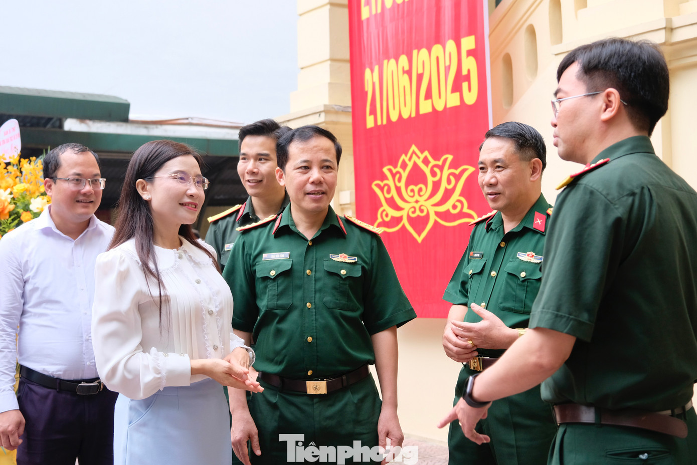 Thay mặt Ban Bí thư T.Ư Đoàn, chị Nguyễn Phạm Duy Trang - Bí thư T.Ư Đoàn, Chủ tịch Hội đồng Đội T.Ư thăm, tặng hoa chúc mừng báo Quân đội nhân dân. Ảnh: Châu Linh Thay mặt Ban Bí thư T.Ư Đoàn, chị Nguyễn Phạm Duy Trang - Bí thư T.Ư Đoàn, Chủ tịch Hội đồng Đội T.Ư thăm, tặng hoa chúc mừng báo Quân đội nhân dân. Ảnh: Châu Linh