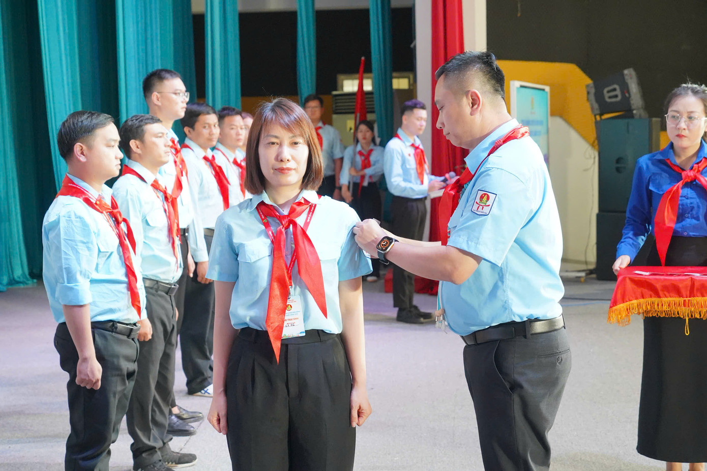 Phó Chủ tịch Hội đồng Đội Trung ương, Chủ tịch Hội đồng Huấn luyện Trung ương Lê Anh Quân gắn huy hiệu tặng các trại sinh.