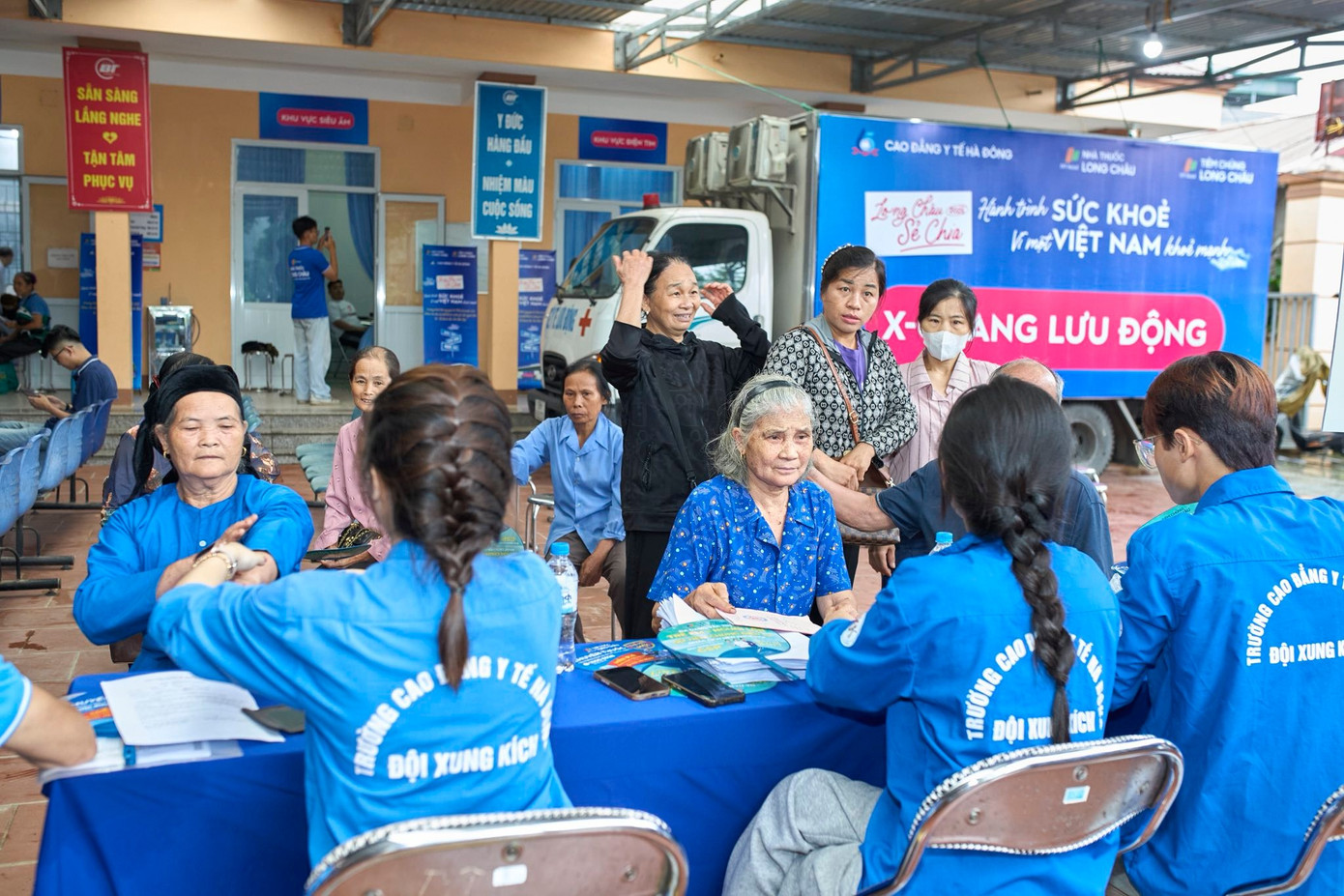 Ngày đầu tiên, sinh viên trường Cao đẳng Y tế Hà Đông đã tổ chức khám sức khỏe, khám mắt cho hơn 600 người dân trong xã.